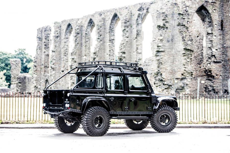  Land Rover Defender 110 James Bond Villain 2017 года  (фото 2 из 21)
